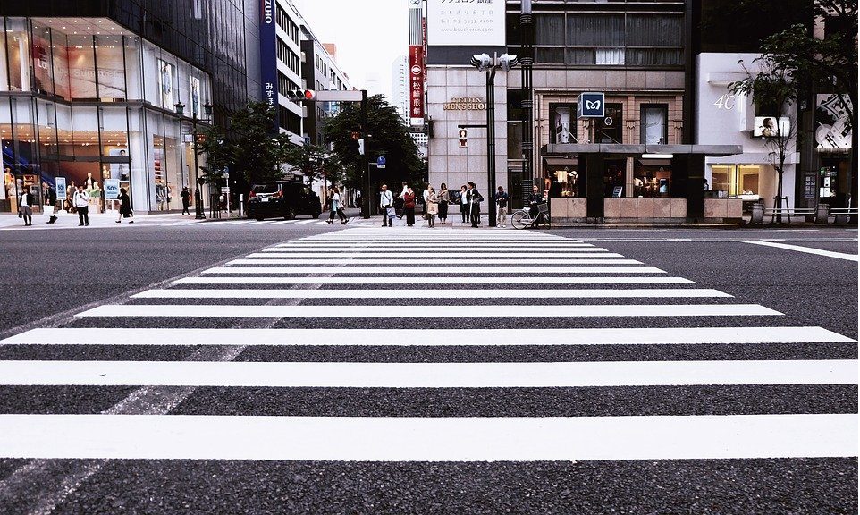 Paso peatonal — peatones en la ciudad