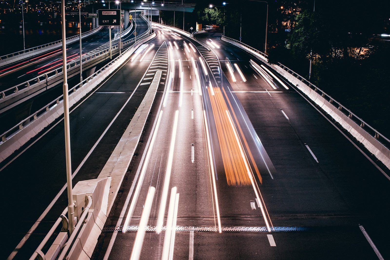 Vía con velocidad nocturna